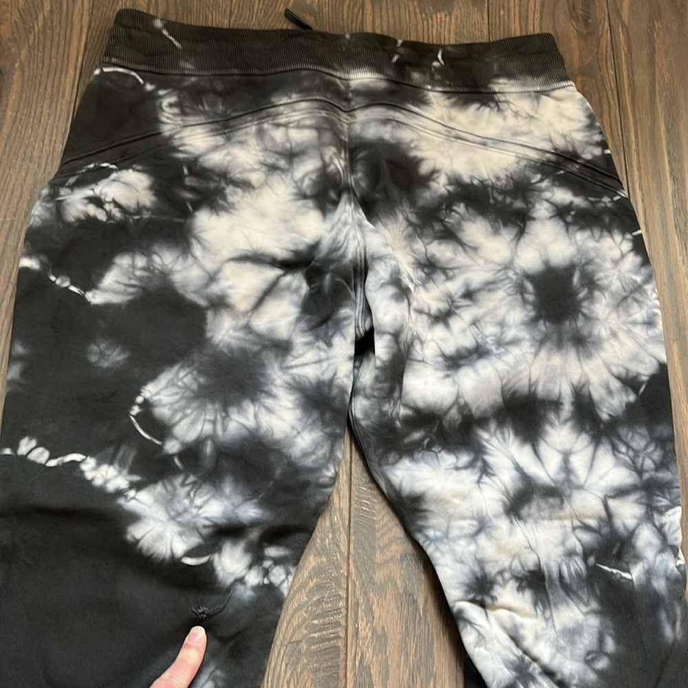 Lululemon scuba jogger - *does have hole* - Picture 3 of 6